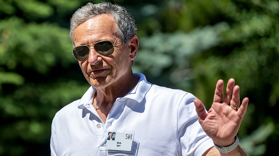 يلوح الرئيس التنفيذي لشركة ديزني بوب إيجر