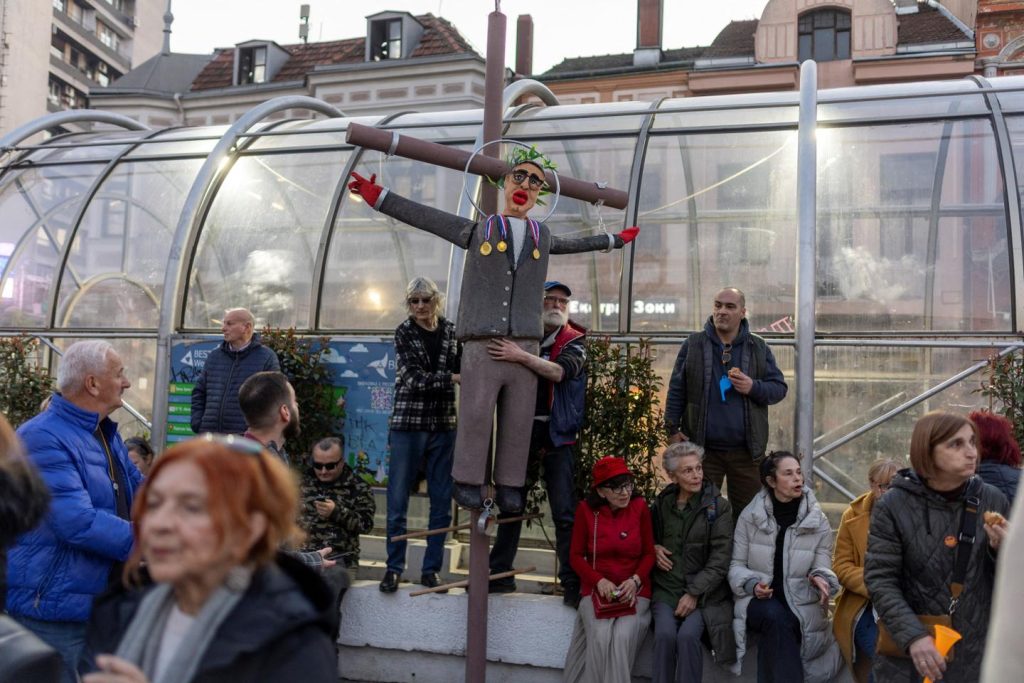 وفي صربيا، أعلن الرئيس ألكسندر فوتشيتش فوزه في الانتخابات البلدية الجزئية على خلفية العنف