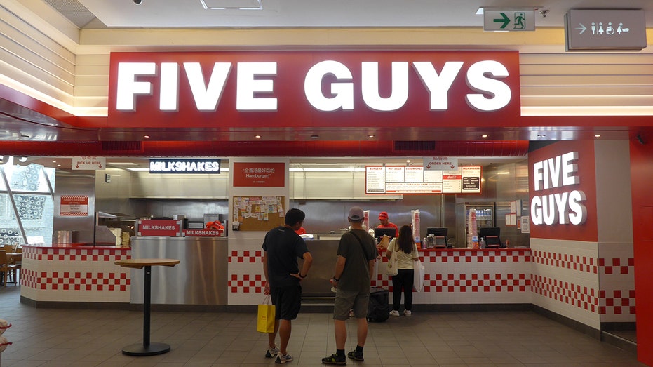 شوهد العميل وهو يطلب الطعام من أحد مطاعم الوجبات السريعة الأمريكية