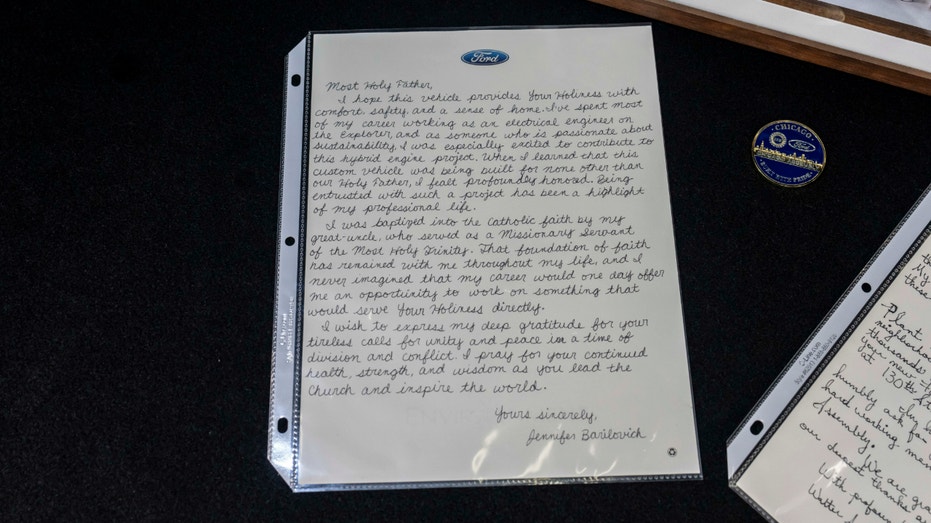 رسالة مكتوبة بخط اليد مرسلة إلى البابا ليو الرابع عشر من أحد عمال شركة فورد.