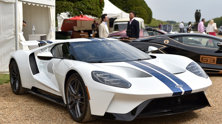 سيارة فورد جي تي بيضاء أثناء عرض السيارات بالخارج