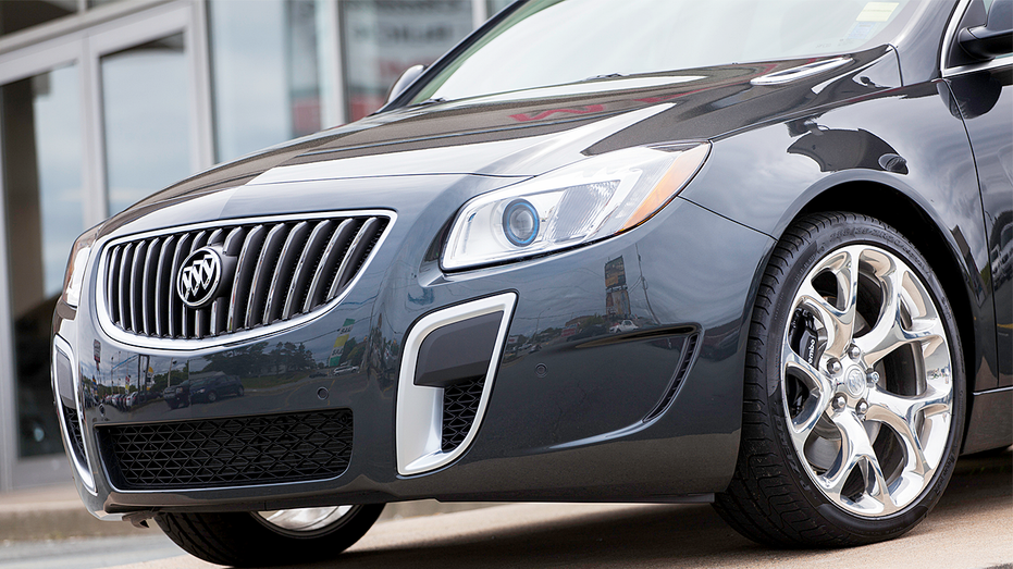 سيارة Buick Regal GS متوقفة خارج وكالة سيارات