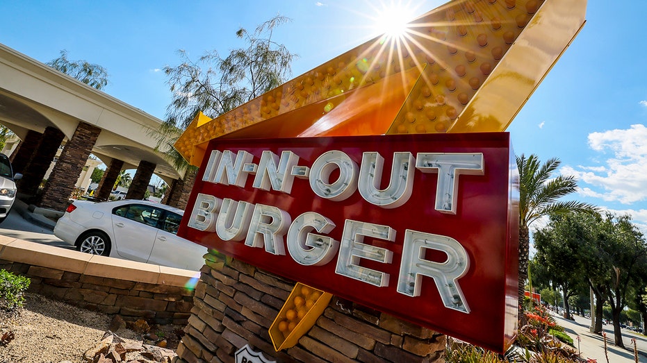 علامة In-N-Out Burger خارج موقع كاليفورنيا
