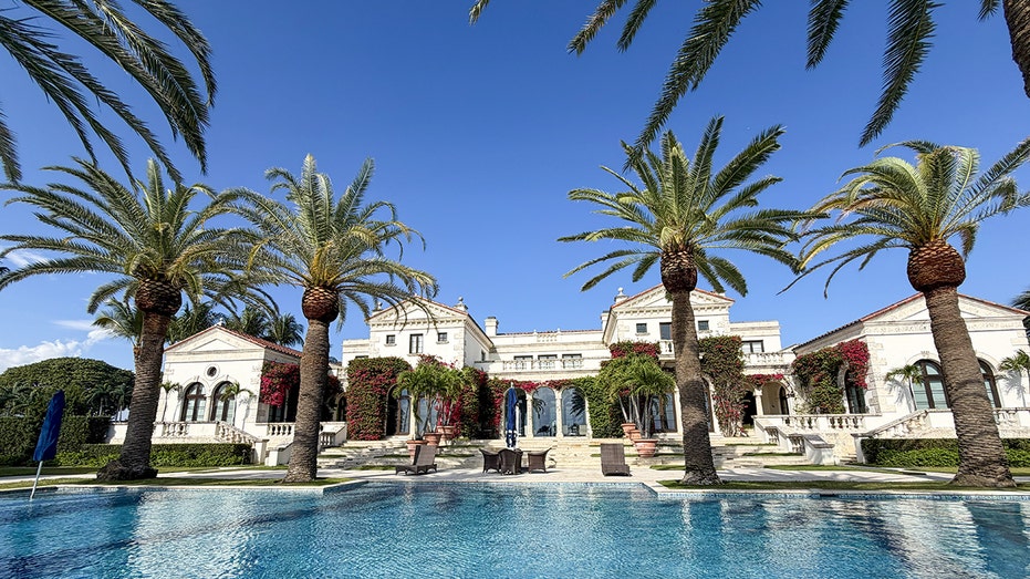 الفناء الخلفي للمنزل الفاخر وحمام السباحة