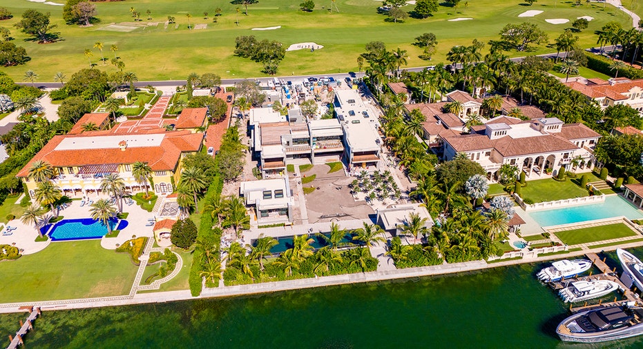 ثلاثة منازل في Indian Creek في منظر جوي