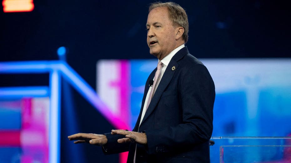 المدعي العام في تكساس كين باكستون يتحدث.