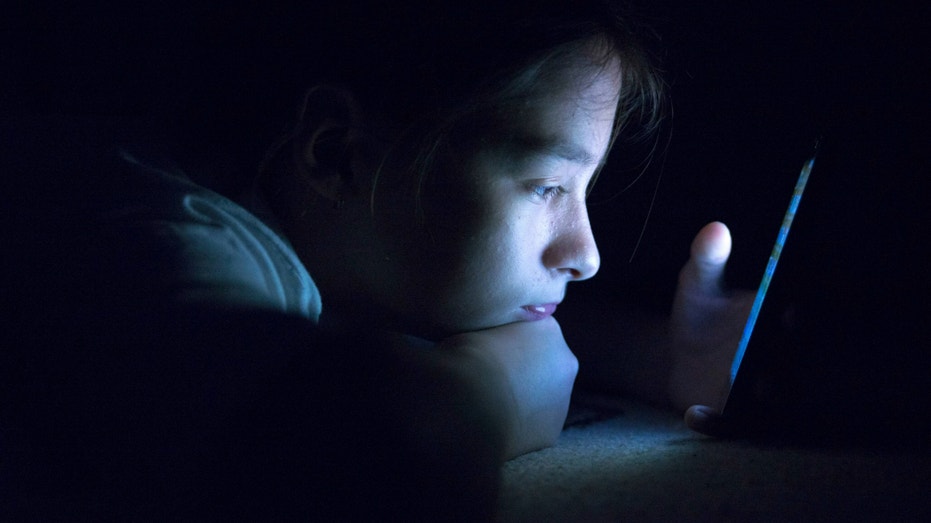 طفل على الهاتف المحمول.