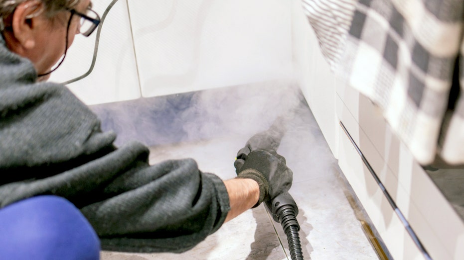 شخص يستخدم باخرة.