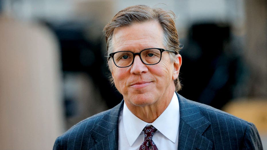 مارك لانيير يسير خارج محكمة في كاليفورنيا.