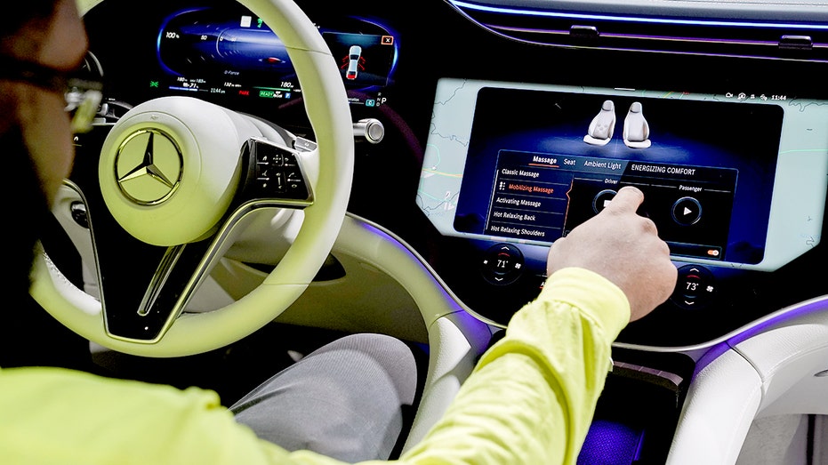 شخص يجلس داخل سيارة مرسيدس-بنز EQS.
