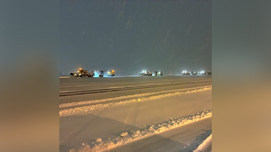 الثلوج تغطي المدرج