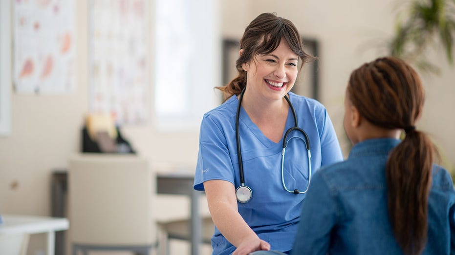 ممرضة تساعد المريض.