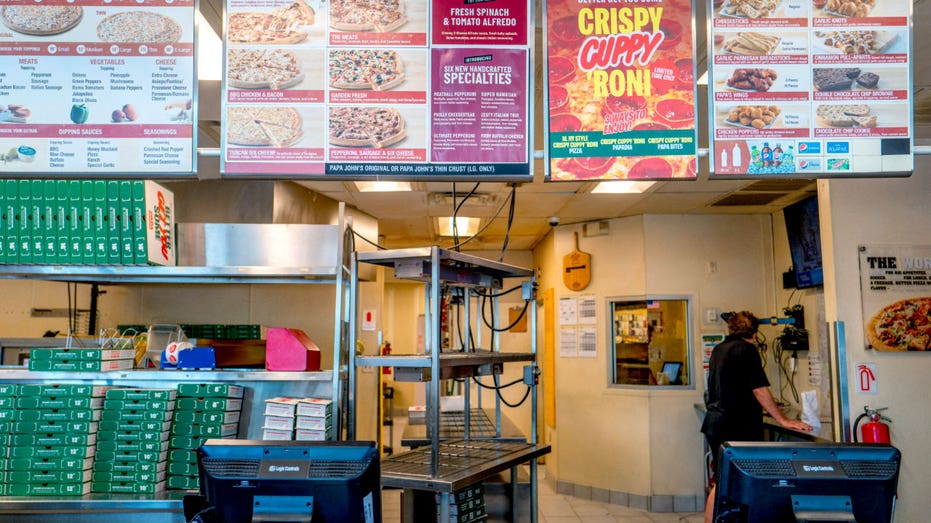 داخل مطعم بابا جونز.