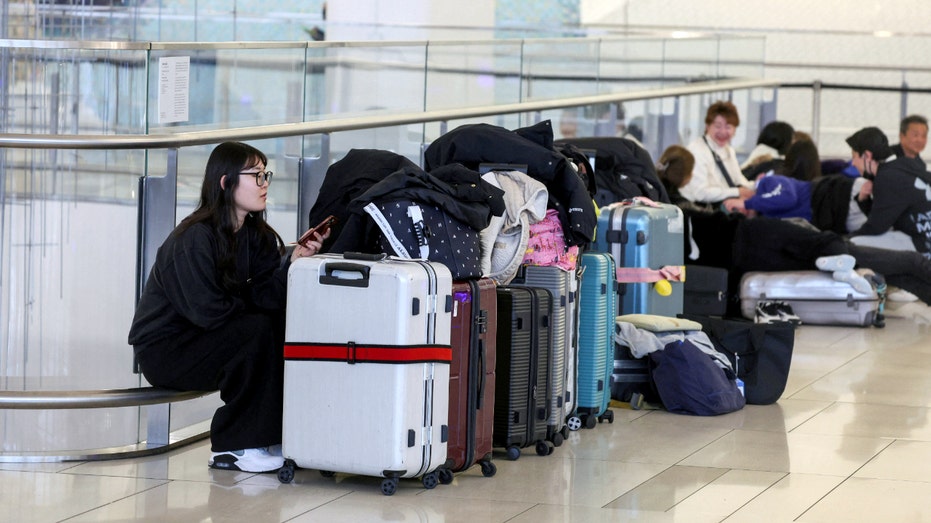 الركاب الذين تقطعت بهم السبل في لاغوارديا