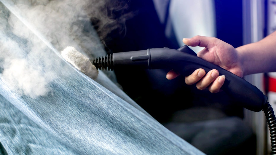 باخرة قيد الاستخدام.