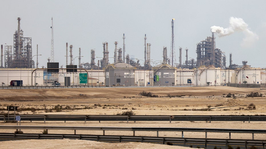 مرافق معالجة الغاز الصناعي والبنية التحتية للتخزين في أحد مجمعات الطاقة القطرية الكبرى.