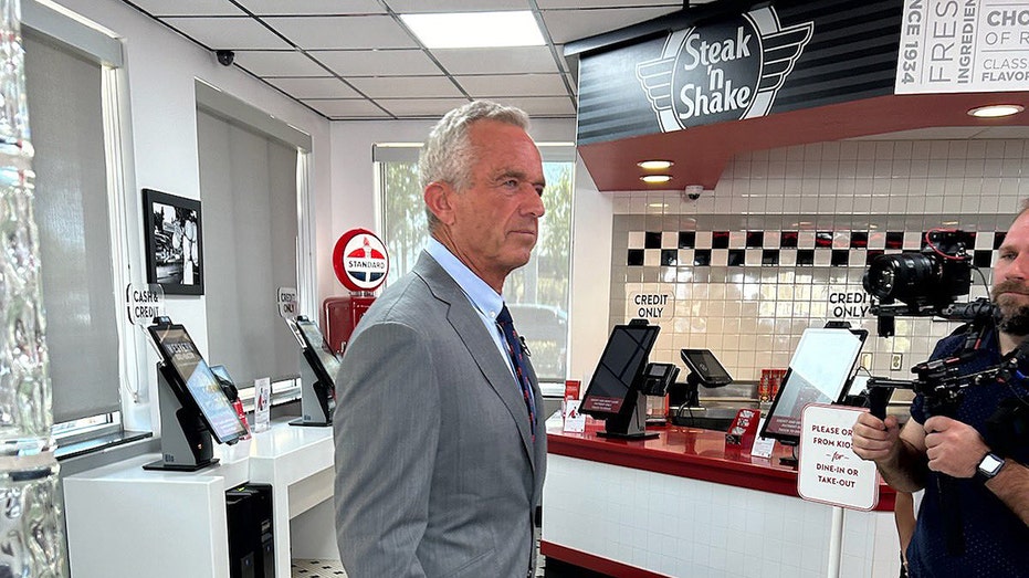 آر إف كيه جونيور في مطعم Steak 'n Shake في عام 2025