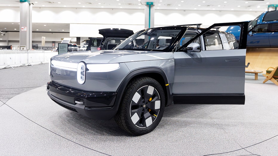 Rivian R2 في معرض لوس أنجلوس للسيارات.