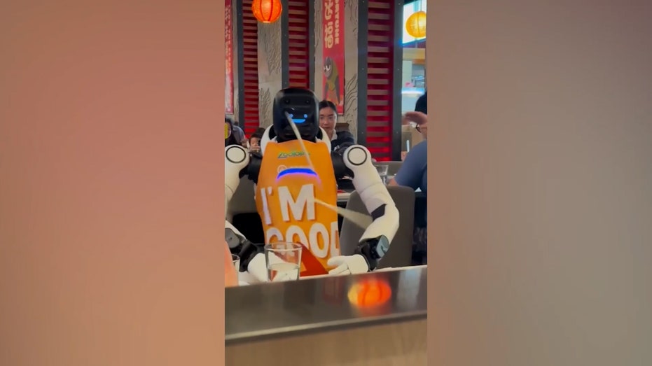 يضرب الروبوت الطاولة، ويطير عيدان تناول الطعام