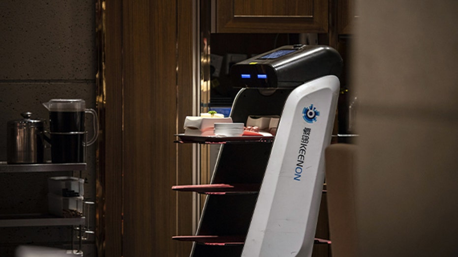 روبوت يقدم الطعام