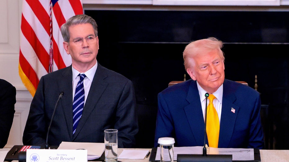 سكوت بيسنت يجلس بجانب دونالد ترامب