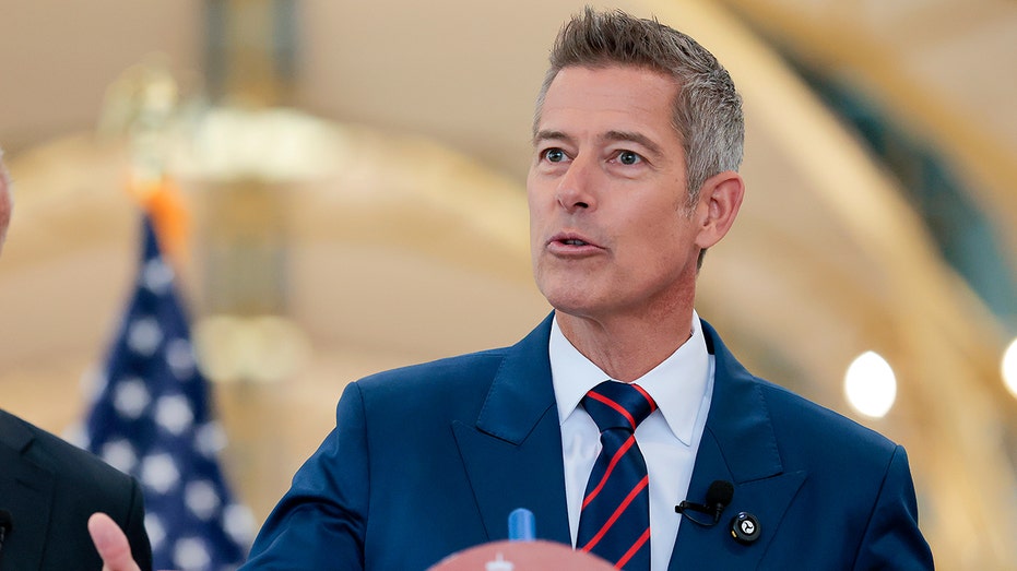 شون دافي يتحدث على المنصة في المطار