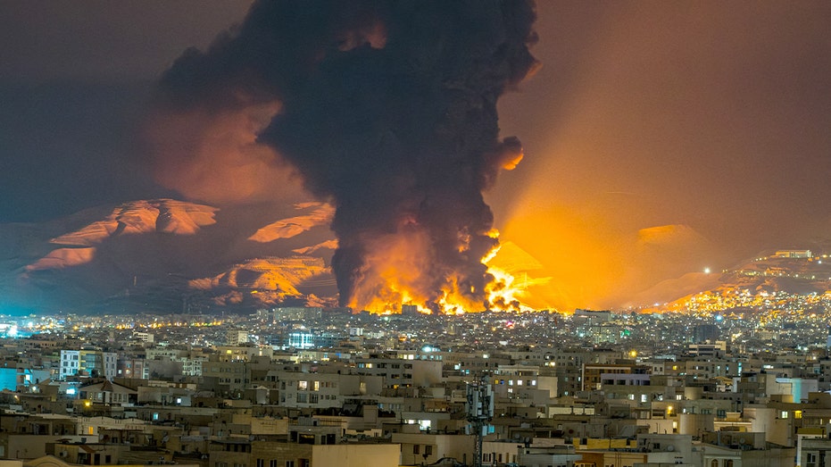 دخان كثيف ولهيب يتصاعد من مستودع نفط محترق في طهران بعد غارات جوية.