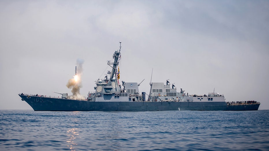 يو إس إس ديوي تطلق صاروخ توماهوك