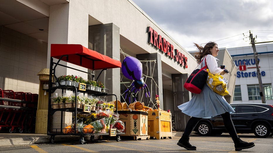 متسوق يخرج من Trader Joe's في حي North Center في شيكاغو