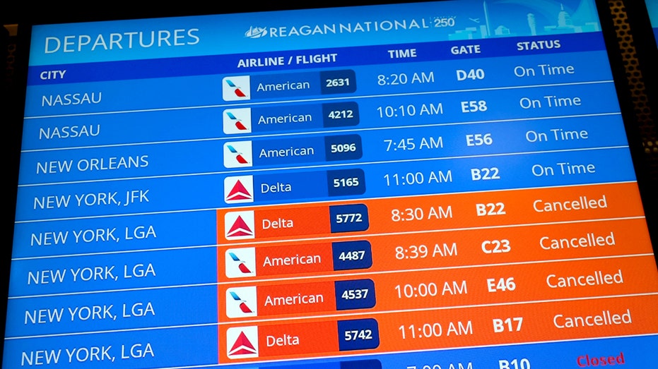 لوحة المغادرة في مطار رونالد ريغان الوطني بواشنطن