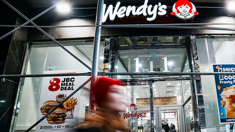 شخص يسير بالقرب من أحد مطاعم وينديز في نوفمبر في مانهاتن.