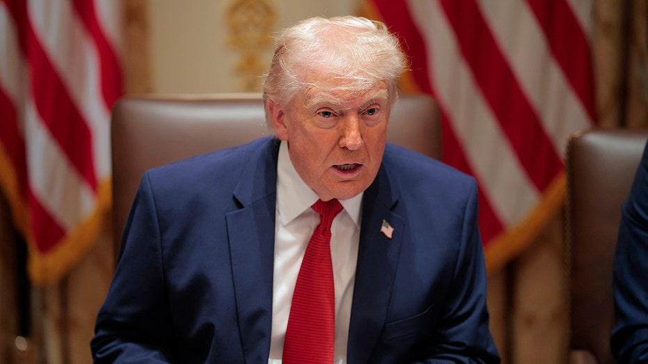 وشوهد ترامب وهو يجيب على سؤال للصحفيين في البيت الأبيض. 