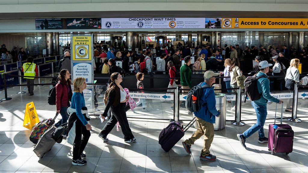 دلتا، جنوب غرب ترفع رسوم الحقائب المسجلة حيث تواجه شركات الطيران ارتفاع تكاليف الوقود