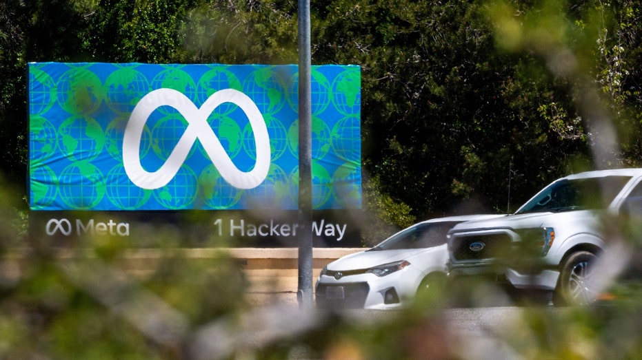 لافتات خارج مقر ميتا