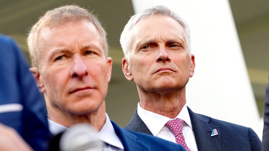 الرئيس التنفيذي لشركة يونايتد إيرلاينز سكوت كيربي (يسار) والرئيس التنفيذي لشركة أمريكان إيرلاينز روبرت إيسوم.