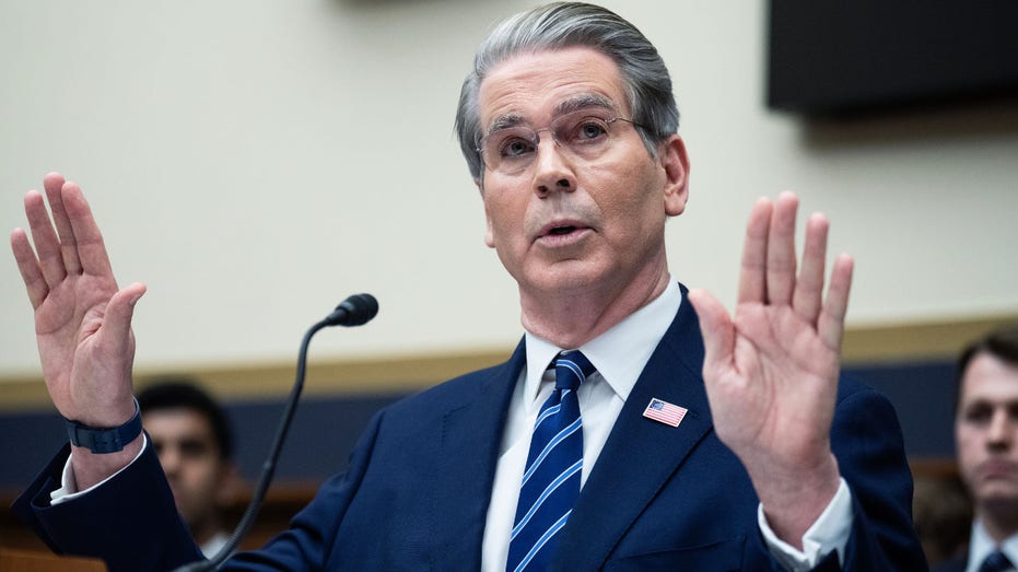 وزير الخزانة سكوت بيسينت يدلي بشهادته أمام مجلس النواب حول الأجندة الاقتصادية للرئيس دونالد ترامب.