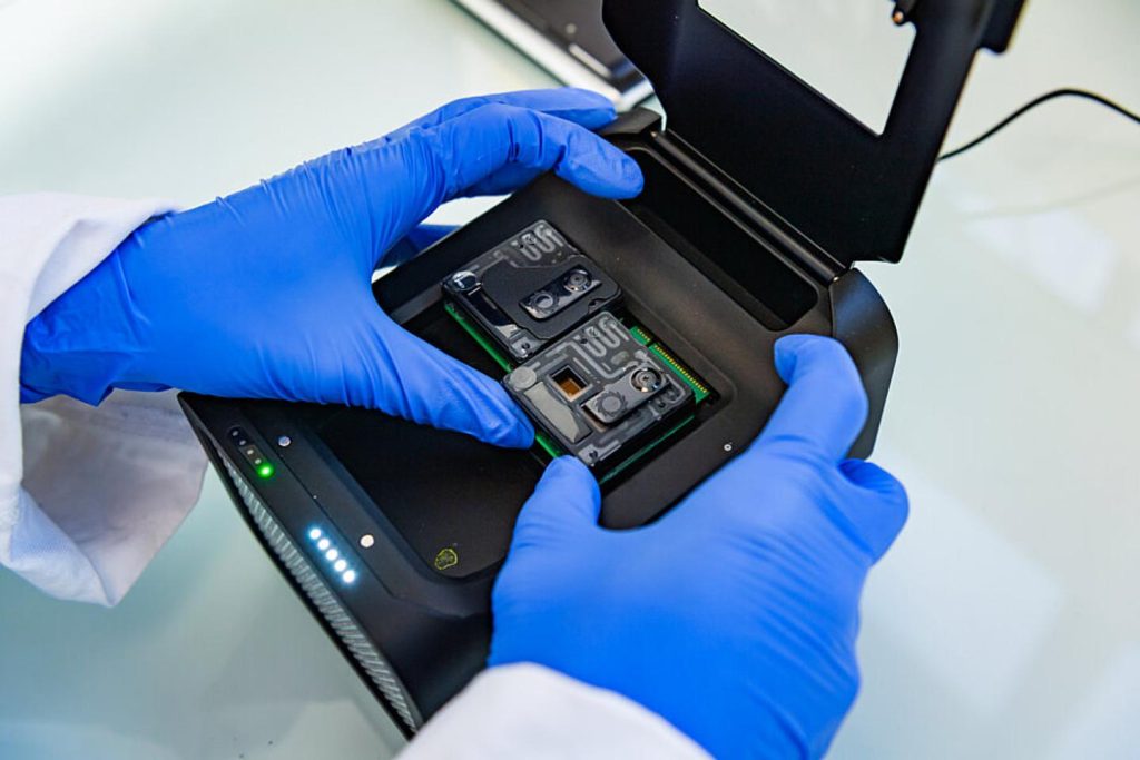 الرئيس ماكرون والحمض النووي ورسالة سرية منقولة بين فرنسا واليابان