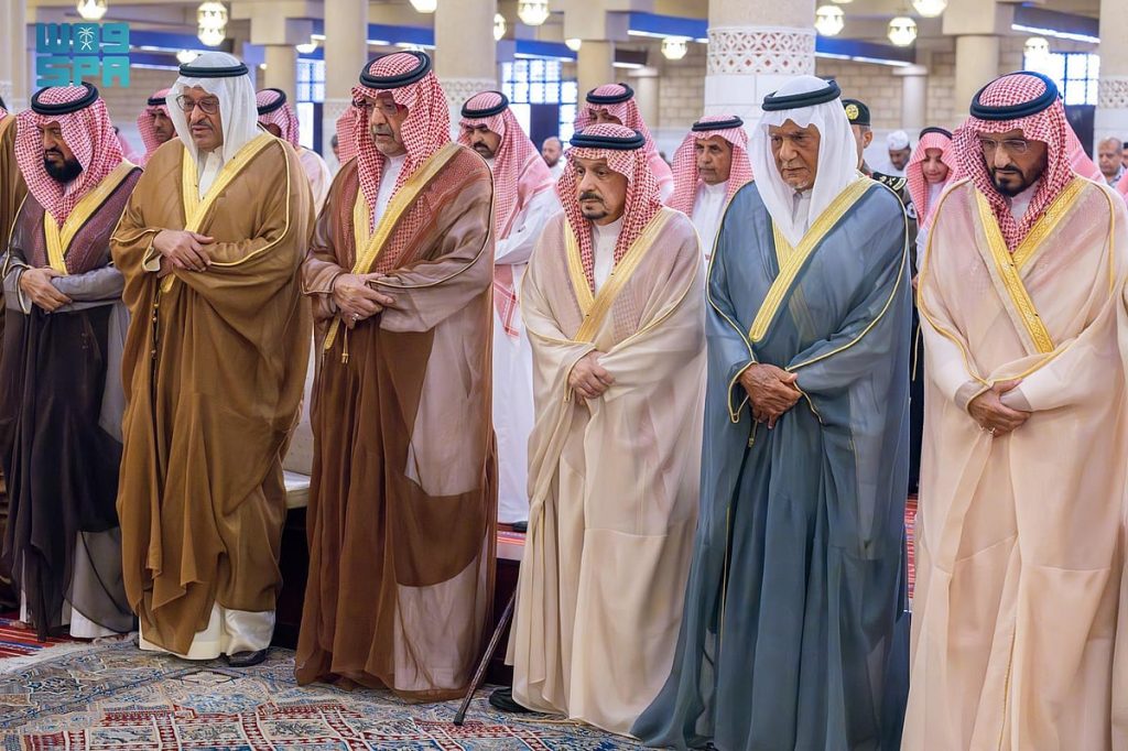 أمير الرياض يؤدي صلاة الميت على الأميرة الجوهرة بنت فيصل بن عبدالله