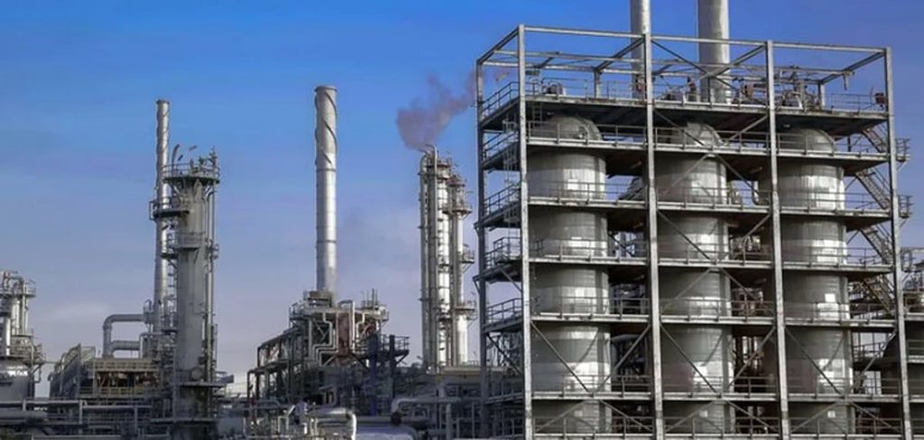 “البترول الكويتية”: اندلاع حرائق في عدد من وحدات مصفاة ميناء الأحمدي جراء استهدافها بمسيرات