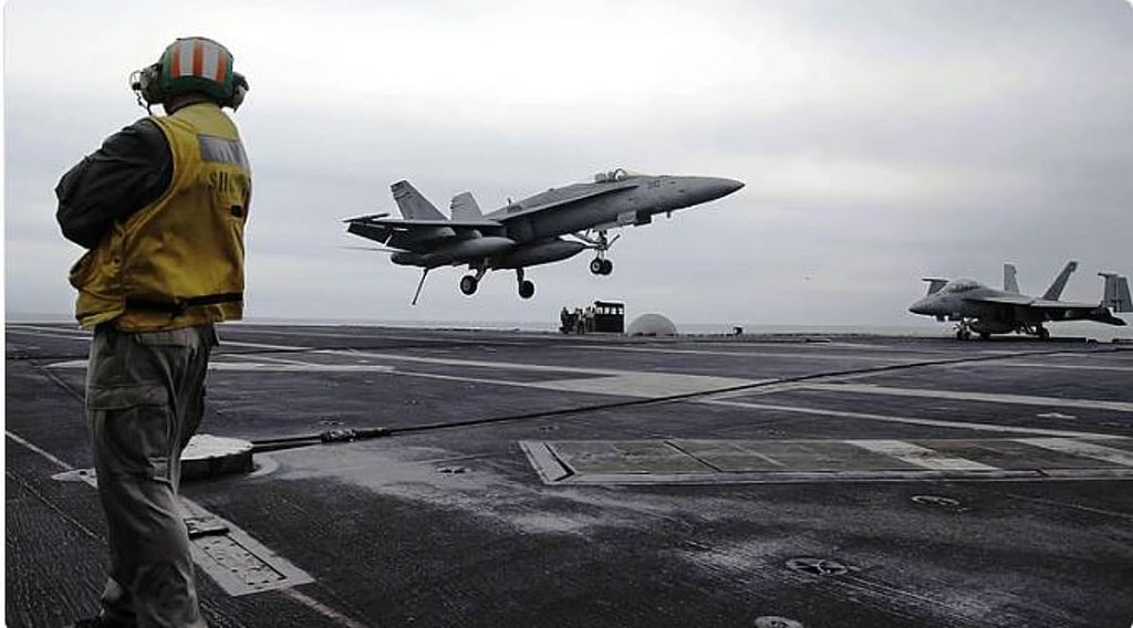 مسؤول أمريكي: مروحيتان أمريكيتان شاركتا في البحث والإنقاذ تعرضتا لنيران إيرانية