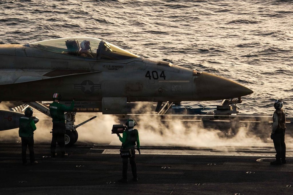 القيادة المركزية الأمريكية: استهداف مواقع الصواريخ الباليستية ومرافق تصنيعها في إيران