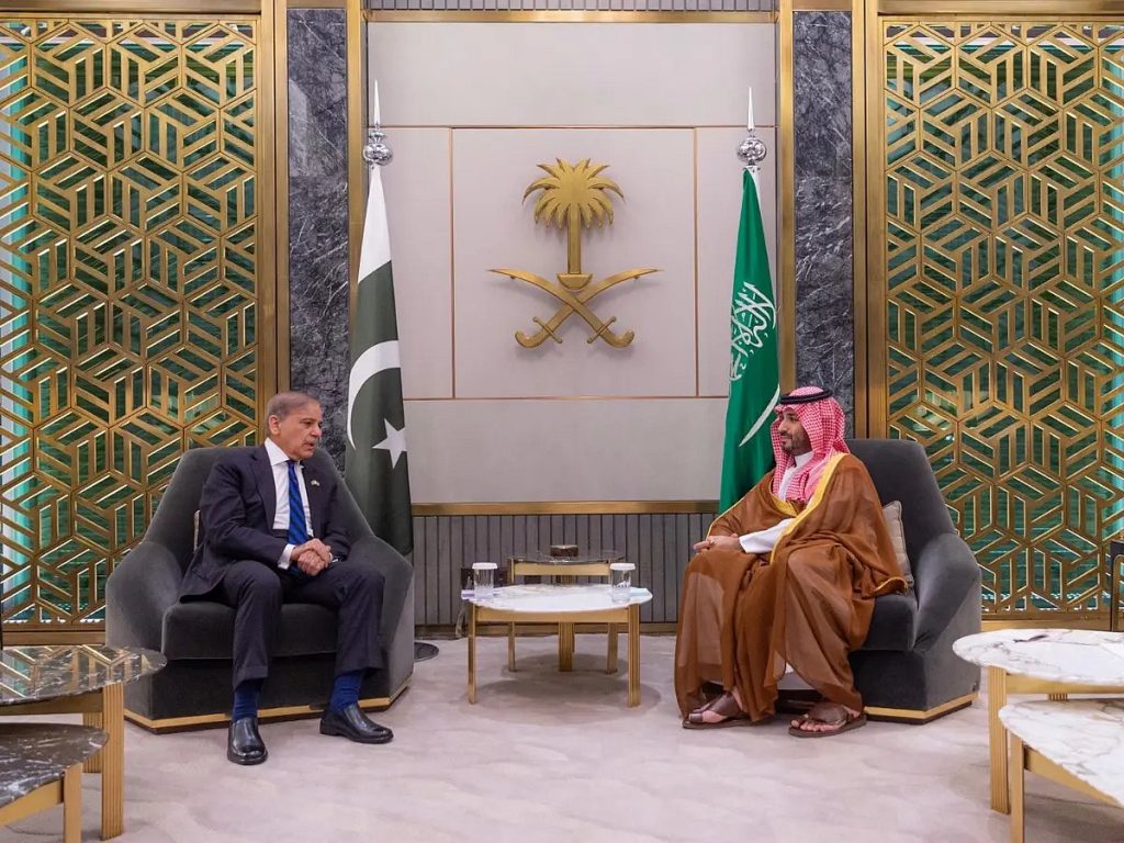 ولي العهد يبحث تطورات الأوضاع في المنطقة مع رئيس وزراء باكستان