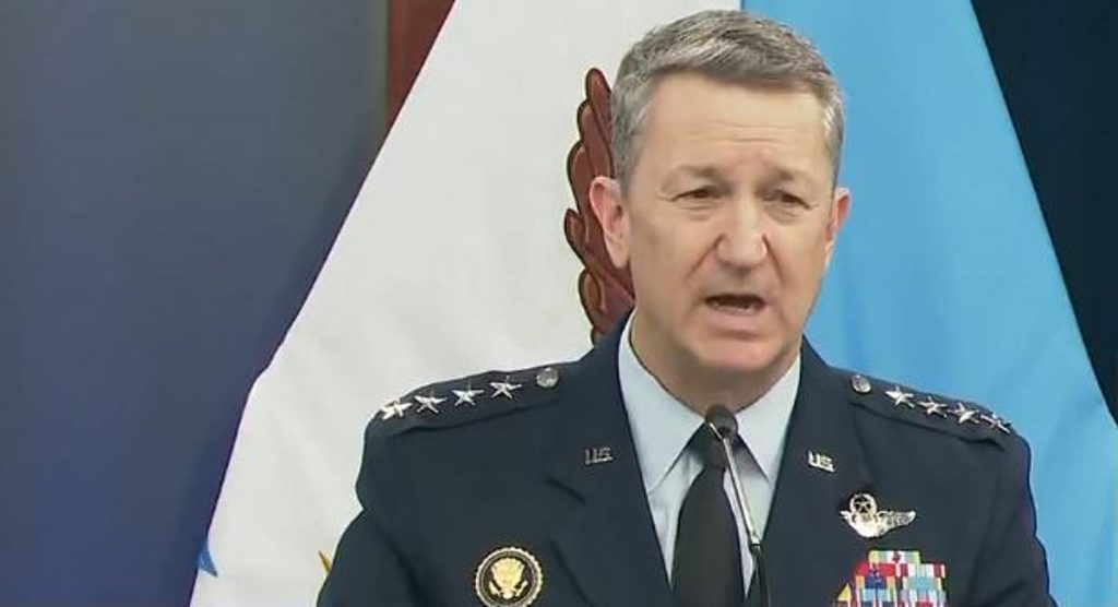 قائد الجيش الأمريكي: مستعدون لاستئناف القتال.. ووزير الحرب: سنكون موجودين في مضيق هرمز