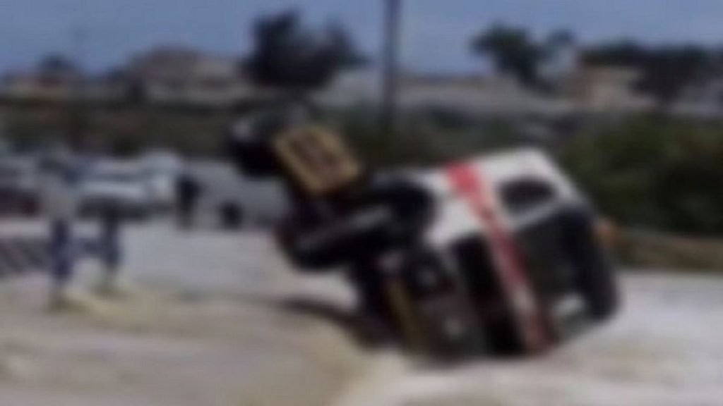 المرور بمنطقة عسير يباشر واقعة عبور قائد شاحنة للأودية والشعاب أثناء جريانها