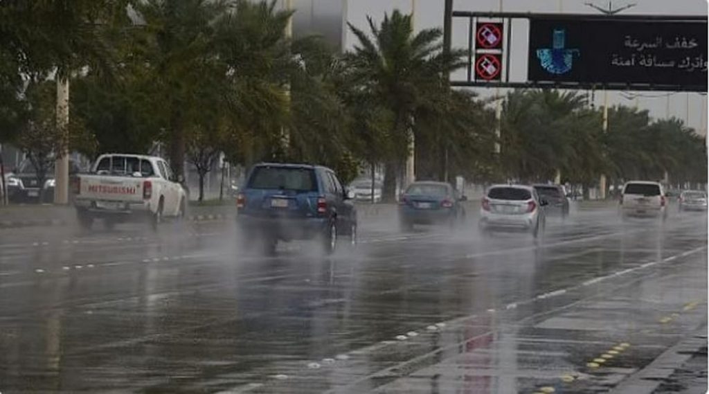 طقس المملكة الثلاثاء.. أمطار رعدية تؤدي وزخات من البرد ورياح نشطة على عدة مناطق