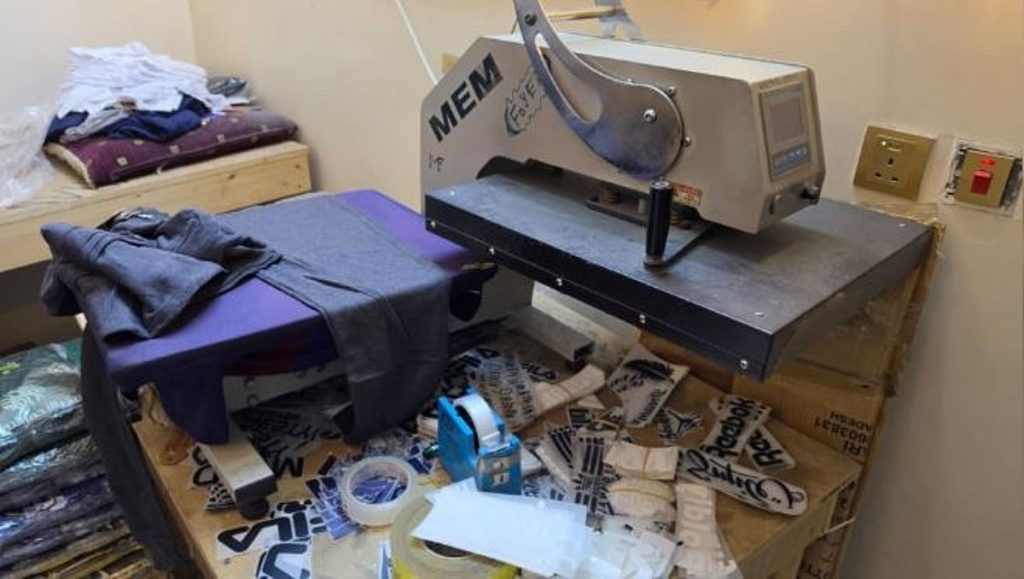 ضبط أكثر من 3 آلاف قطعة ملابس مقلدة لعلامات تجارية بجدة