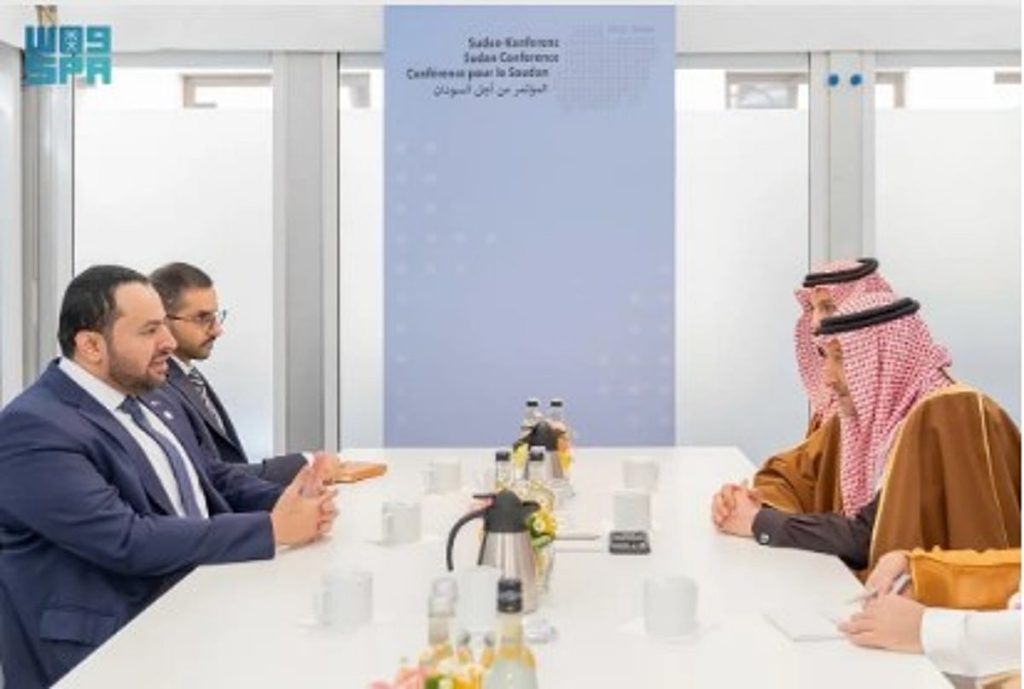 الخريجي يبحث العلاقات الثنائية مع وزير الدولة بالخارجية القطرية