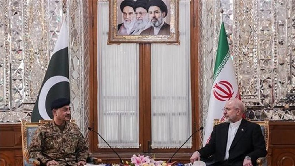 ضمن جهود الوساطة.. قائد الجيش الباكستاني يلتقي رئيس البرلمان الإيراني في طهران