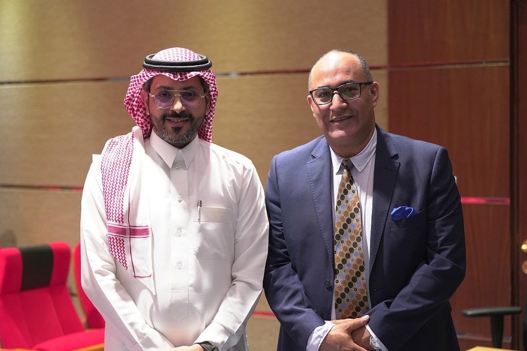 “معاذ الشيخ” ينال الدكتوراه في توظيف الذكاء الاصطناعي لإدارة السمعة المؤسسية