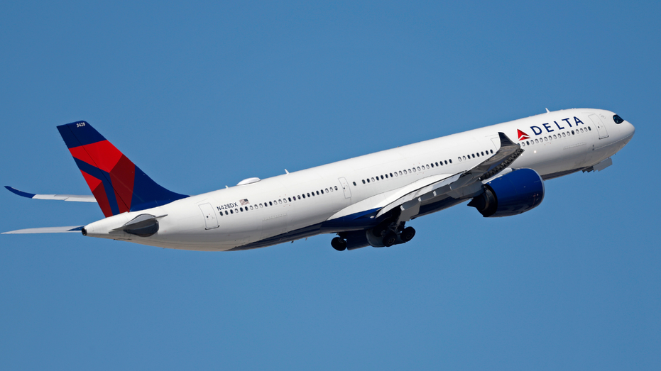 طائرة طيران دلتا في الهواء